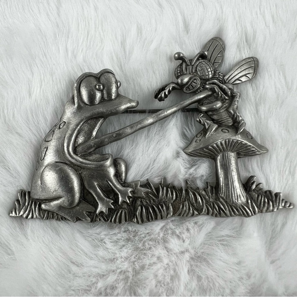 JJ Jonette Vintage Pewter Frog and Fly Brooch